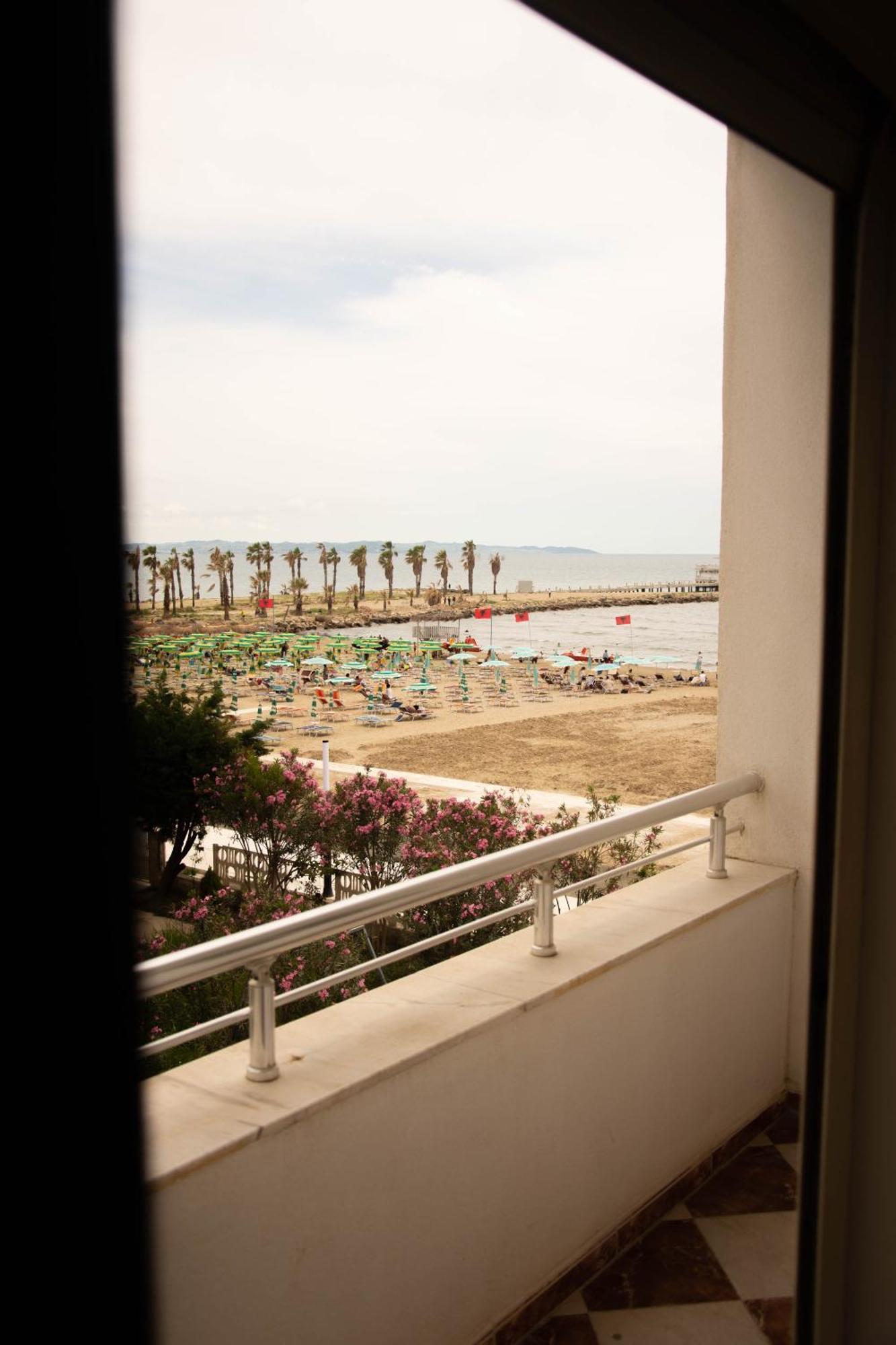 Wave Beachfront Apartments Durres Luaran gambar